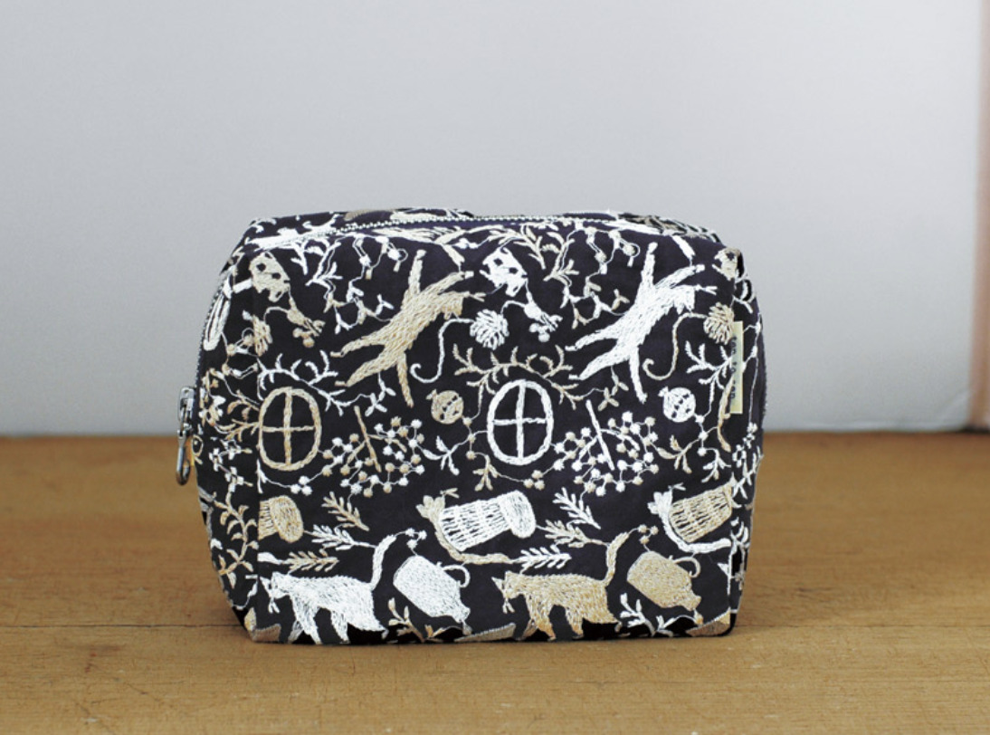 Classiky - Black Big Embroidery Pouch
