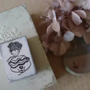 HANEN Studio X Kaia – Freckles Girl – Sending Flowers – Stamp